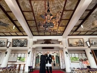 「御二方も神々しい」HYDE、話題の天井画＆画家とのショット！ 「後世に残る素晴らしい天井画」