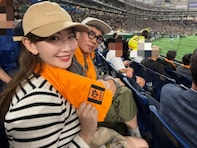 「目立ちそう」小嶋陽菜、おぎやはぎ小木と野球観戦へ！ 「ほんと仲いいな」「羨ましい！」