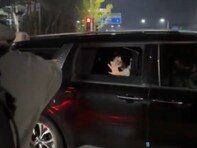 「そんなことある!?」人気YouTuber、“タクシー探してたら”TWICEモモに遭遇「奇跡過ぎるwマジで」「ヤバすぎ爆笑」