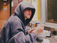 「気づかれるでしょ!?」佐藤健、夜食を食べるプライベート風ショットに反響！ 「食べてるだけなのに」