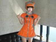 「めっちゃ脚ほっそ」あの、美脚際立つ宇宙人？ ショットを披露！ 「これ似合うのあのちゃんだけ」