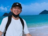 「真ん中のシワがwww」有吉弘行、ハワイ？ でのショットにツッコミ殺到！ 「縦線が入ってない？」