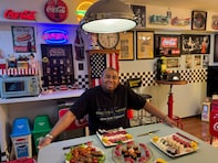 人気芸人、「実家に来た」母の日ショットに反響！ 「寿司がSUSHIになる空間」「お店のようだ」