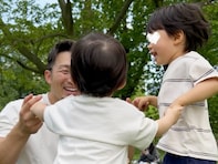 「パパだなぁ～」鈴木誠也の妻・畠山愛理、夫と子どもたちの親子ショット公開！ 「鈴木家まるごと大応援」