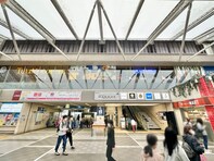 「新百合ヶ丘駅」は“坂が多い”けど……映画館も駅ビルもある、アートと自然の街を歩いてみた