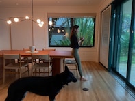 長谷川潤、自宅？ で愛犬とのプライベートショット公開「すてきなおうち」「どんな写真でも絵になる」