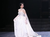 土屋太鳳、シェイクスピア舞台での白ドレス姿に反響「なんと！お美しいマクベス夫人」「めっちゃ綺麗」