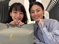 「あまりの可愛さに目を細めた」井川遥、美人俳優との“親子ショット”公開「素敵な親子」「美人すぎ」