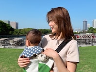 「脚長っ」人気芸人の美人妻・蜂谷晏海、生後10カ月の息子とのツーショット公開！ 「かわい過ぎ」