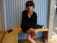 元E-girls藤井萩花、長すぎる脚がすごいことになっている姿を披露！ 美脚際立つ超ミニ丈のコーデで魅せる