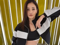 「色っぽい」黒木メイサ、美腹筋際立つ姿を披露「美肌がーーー強烈すぎてまぶしい」「オシャレすぎて」