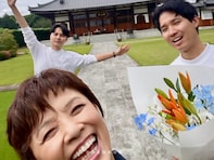 「徹さんにそっくり」榊原郁恵、息子2人との最新ショットに「イケメン」「すてきな家族」の声！