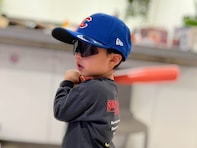 「未来の強打者！」鈴木誠也の妻・畠山愛理、“パパのマネ”をする長男に反響！ 「将来は野球選手かな」