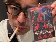 「くわえタバコやめれwww」山田孝之、“潜入成功”ショットに反響！ 「紙タバコ貫いてますね〜」