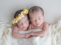 「顔整い過ぎでは…？」ありしゃん、二卵性双子のニューボーンフォト公開！ 「そっくり」「かわい過ぎ」