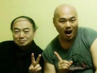 「そっくり」クロちゃん、亡き父との貴重な過去ショット公開。「泣いたわ」「自慢の息子」