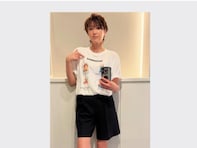 「ほんま膝が綺麗！」吉瀬美智子、ミニ丈ショーパンから美脚を披露「美魔女」「めちゃくちゃ可愛い」