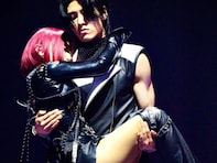 「伝説の一枚！」浜崎あゆみ、イケメンに抱き締められる太もも際立つ姿！ 「画になる演出」「芸術的」