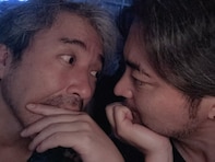 「どういう状況⁉」山田孝之、ムロツヨシとのラブラブショット!? 「近い近い近い」「こんな真夜中に...」