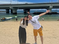 「似てる」清水みさと、夫・サバンナ高橋との沖縄プライベートショットに反響！ 「笑顔が最高すぎ」