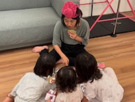 「頭気になって何も入ってこない」横澤夏子、娘3人と“早口言葉かるた”公開も「カニが乗ってるかと」の声