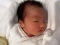 川崎希、第3子「初の沐浴」記念写真を公開！ 「気持ちよさそうに入ってていい湯だったみたい」