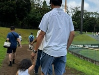 「三女が2歳に」岩隈久志、娘との手つなぎショットにファンほっこり！ 「子供の成長は早いですね」