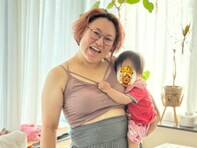 「カッケー母ちゃん」バービー、娘を小脇に抱えた“袖なし生活”公開「ワキの黒ずみはかなり薄くなってまいりました」