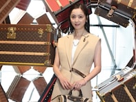 「誰が勝てんねんこの美貌に」佐々木希、ロングブーツから絶対領域を披露！ 「雰囲気違って新鮮」