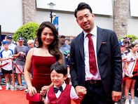 菊池雄星、元アナウンサーの美人妻＆息子とレッドカーペット登場「いいコーデやな」「エンゼルスカラー」