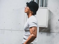 「二の腕やば⁉」市原隼人、Tシャツからのぞく筋肉に反響！ 「腕筋スゴイ」「かっこよ過ぎる」