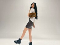 Koki,、圧巻の美脚が際立つミニスカコーデを披露！ COACHの新作バッグを手に笑顔のオフショットも