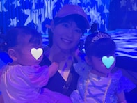 「おっきくなった」人気芸人の美人妻、娘2人との親子ショット公開！ 「ちっちゃなプリンセスかわいい」