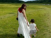 「10キロ太っちゃった」元テラハメンバー、大自然の中で娘とのツーショット披露！ 「背中がたくまし過ぎ」