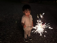 芸能界引退の元人気タレント、2歳息子の顔出しショットを披露！ 花火持つ様子に「夏はじめました」