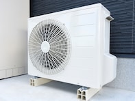 エアコン室外機からゴキブリが家に侵入するって本当？ 専門家に聞いた結果は