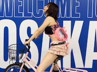 「何してても可愛いのよ」モモ、室内で自転車に乗る姿を披露「脚長すぎて漕ぎづらそう」「自転車乗れるんや」