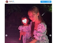 「幸せそうで何より」元AKB48、娘との夏満喫プライベートショット公開「3歳でもう花火持てるなんてすごい」