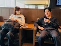 綾瀬はるか、“鈴木亮平さんにばったり”美男美女2ショットに反響「空港のラウンジで！？すごい偶然」