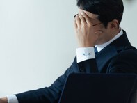 【年収超えの自腹】学校に貢いだ2500万円……公立学校の先生の財布が「無限の公費」になる瞬間