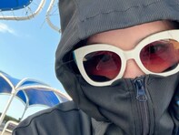 矢沢心、家族で大磯ロングビーチへ！ 不審者のような日焼け対策スタイル披露も「メチャクチャ可愛い」の声