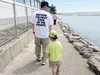 「後ろ姿がそっくり」かまいたち山内、親子3世代プライベートショットを公開！「パパの真似 可愛すぎる」