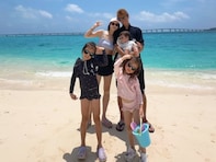 「美男&美女」元サッカー日本代表、美人妻＆子どもの家族ショット公開「脚長〜い」「子供さん！可愛すぎる」