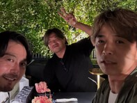 井ノ原快彦、“20代からの友達”とのプライベートショット公開「素敵な関係性」「サイコーの仲間だね」