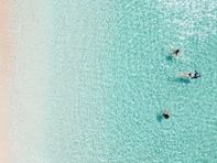 スザンヌ、息子らと与論島の海で絶景ショット公開「海めっちゃ綺麗ですねー。透明度かなり高い」「最高の夏」