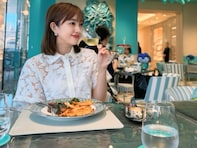 「久しぶりに夫婦二人で」菊地亜美、夫とティファニーカフェでランチデートする様子を公開！