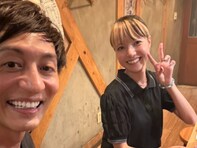 「いい顔してる」元美人マネージャー、人気芸人とのツーショットに反響！ 「愛されていますね」