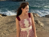 「ええ太もも」小嶋陽菜、海外で圧巻の美脚披露「立ったまま寝ないで」「どんな状況下でもお洒落を楽しんでる」