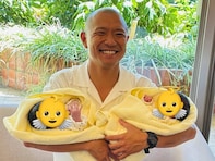 「この世に爆誕」お笑い芸人、3児の父に！ 双子の我が子を両手に抱く姿「生まれ変わったみたいな顔してる！」