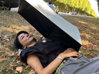 「軽い熱中症inヴェルサイユ」高嶋ちさ子、地面に横たわる姿に心配の声「大丈夫ですか？」「お大事に」